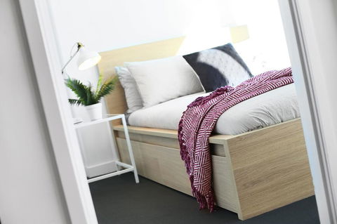 A Stylish CBD Apartment With A Stunning View - Accommodation Main Beach 2