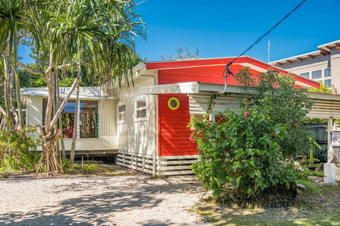A SWEET ESCAPE - Beachcombers Cottage Beachfront - Accommodation Main Beach 0