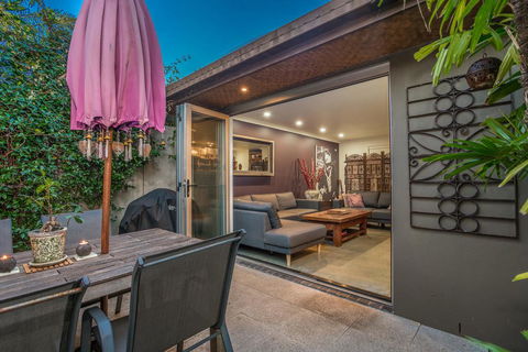 A SWEET ESCAPE - Brandon St Beach & Spa - Accommodation Main Beach 0