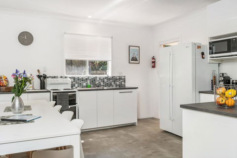 A SWEET ESCAPE - Carefree Beach Home - Accommodation Main Beach 1