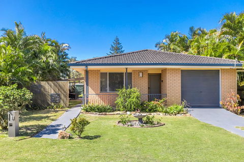 A SWEET ESCAPE - Carefree Beach Home - Accommodation Main Beach 0