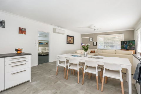 A SWEET ESCAPE - Carefree Beach Home - Accommodation Main Beach 2