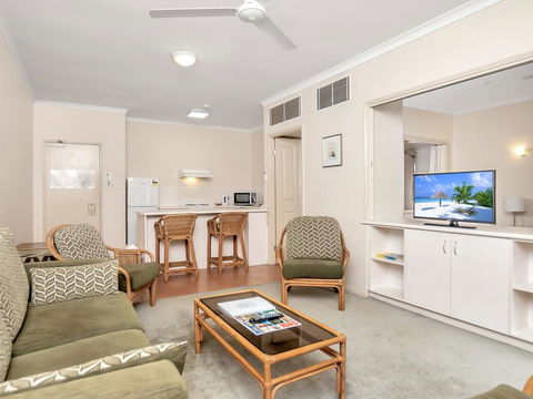 A Taste Of The Tropics - Accommodation Main Beach 1