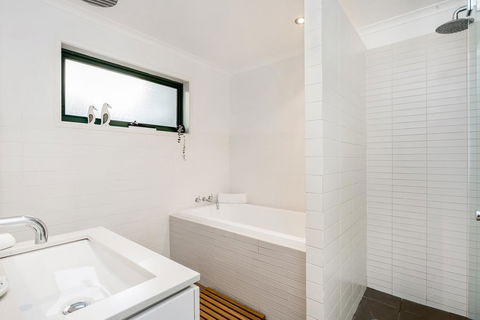 A Top Spot - Accommodation Main Beach 2