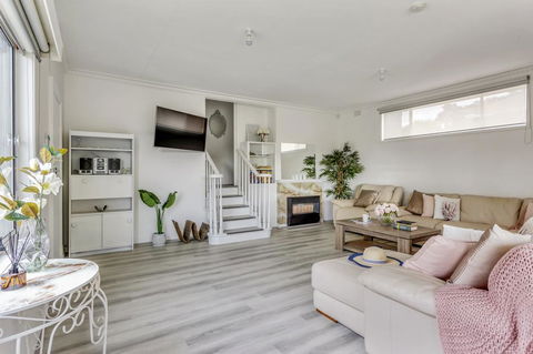 A Wave From It All - Accommodation Main Beach 2