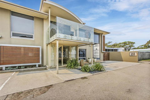 A Window On The Bay - Accommodation Main Beach 1