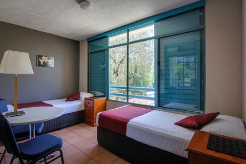 AAA Airport Albion Manor Apartments And Motel - Accommodation Main Beach 1