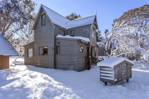 Aaragon - Accommodation Main Beach 0