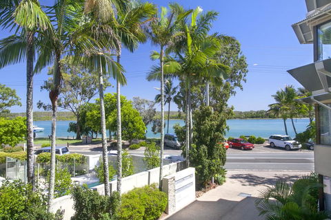 Aarons Luxury Retreat - Accommodation Main Beach 0