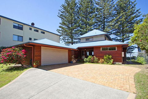 Absolute Beachfront At Hastings - Accommodation Main Beach 1