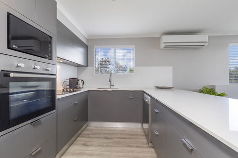 Absolute Beachfront Penthouse, Castaways Beach - Accommodation Main Beach 3