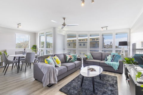 Absolute Beachfront Penthouse, Castaways Beach - Accommodation Main Beach 0