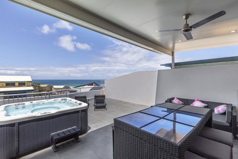 Absolute Beachfront Penthouse, Castaways Beach - Accommodation Main Beach 1