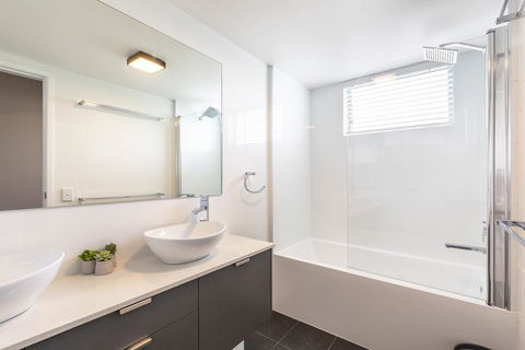Absolute Beachfront Penthouse, Castaways Beach - Accommodation Main Beach 2
