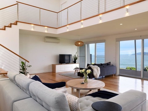 Absolute Waterfront - Accommodation Main Beach 0