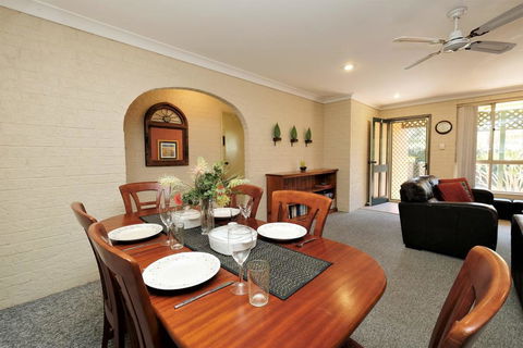 ACACIA - WEEKLY ONLY - Accommodation Main Beach 1