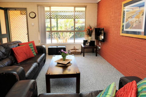 ACACIA - WEEKLY ONLY - Accommodation Main Beach 3
