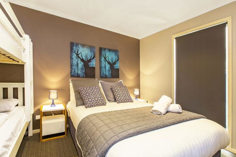 Acacia 2 - Luxurious Holiday Townhouse - Accommodation Main Beach 2