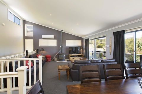 Acacia 2 - Luxurious Holiday Townhouse - Accommodation Main Beach 1