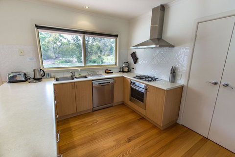 Acacia Lakehouse - The Lake At Your Doorstep - Accommodation Main Beach 2