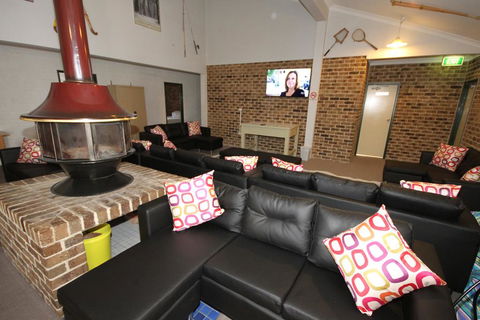 Acacia Snowy Motel - Accommodation Main Beach 1