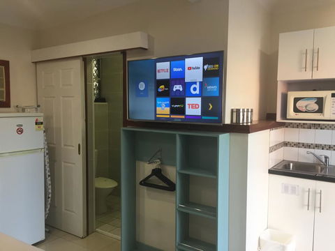 Across Country Motel And Serviced Apartments - Accommodation Main Beach 2