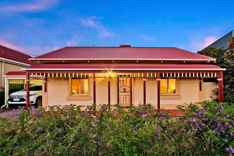 Adelaide 4 Bedroom House With Pool - Accommodation Main Beach 1