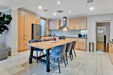 Adelaide 4 Bedroom House With Pool - Accommodation Main Beach 2