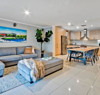 Adelaide 4 Bedroom House with Pool - Accommodation Main Beach