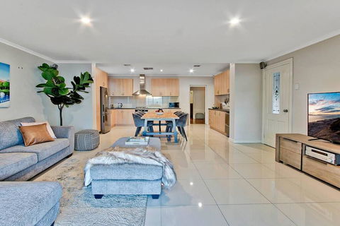 Adelaide 4 Bedroom House With Pool - Accommodation Main Beach 3