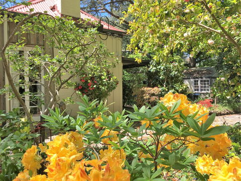 Adelaide Hills 'Camellia Cottage' - WiFi - Accommodation Main Beach 1