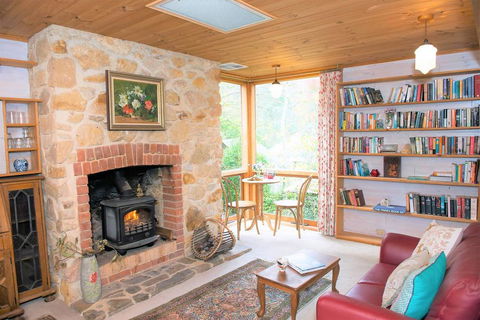 Adelaide Hills 'Camellia Cottage' - WiFi - Accommodation Main Beach 0