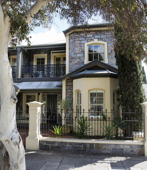 Adelaide Mackinnon - Accommodation Main Beach 3