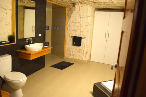 Dug Out B&B - Accommodation Main Beach 3