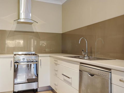 Eagle Heights Holiday Units - Accommodation Main Beach 3