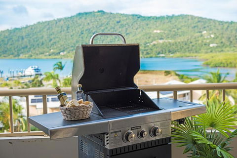 Eagles Nest On Airlie - Accommodation Main Beach 2