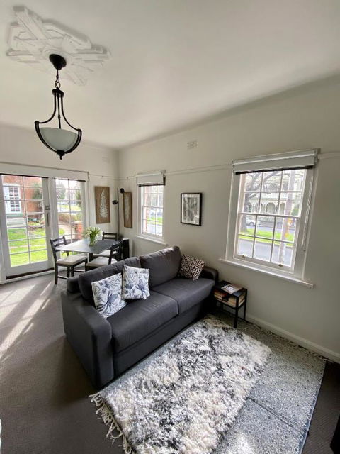 East Melbourne City Studio - Amazing Location & Sunny Charm - Accommodation Main Beach 0