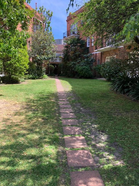 East Melbourne City Studio - Amazing Location & Sunny Charm - Accommodation Main Beach 4