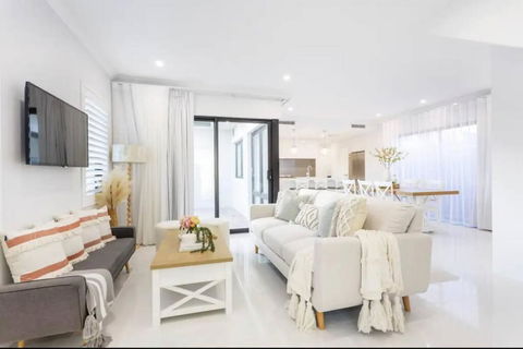 East Vic Park Luxe New Home - Accommodation Main Beach 0