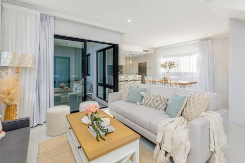 East Vic Park Luxe New Home - Accommodation Main Beach 4