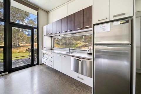 Ecocrackenback 14 Sustainable Chalet Close To The Slopes - Accommodation Main Beach 4