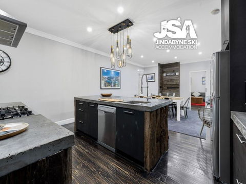 Edelweiss Cottage - Accommodation Main Beach 3