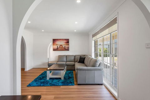 Edge Water Escape - Accommodation Main Beach 2