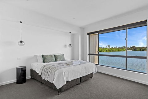 Edgewater On Irvine - Accommodation Main Beach 4