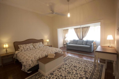 Divers Villa - Accommodation Main Beach 4
