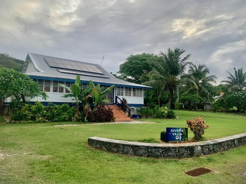 Divers Villa - Accommodation Main Beach 1