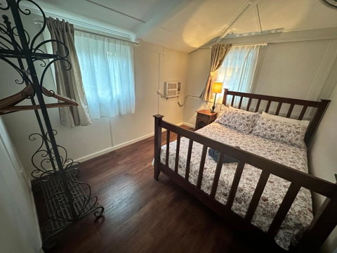 Divers Villa - Accommodation Main Beach 0