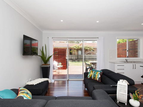 Eden By The Bay 98 Sandy Point Road - Accommodation Main Beach 1