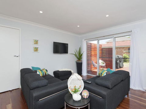 Eden By The Bay 98 Sandy Point Road - Accommodation Main Beach 2