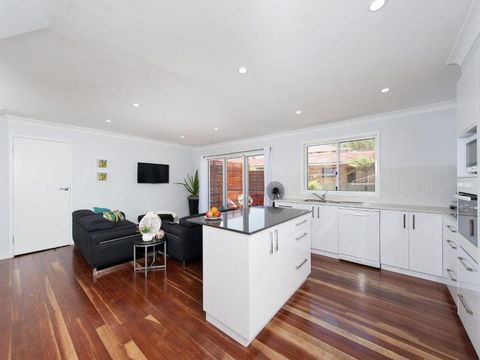 Eden By The Bay 98 Sandy Point Road - Accommodation Main Beach 4